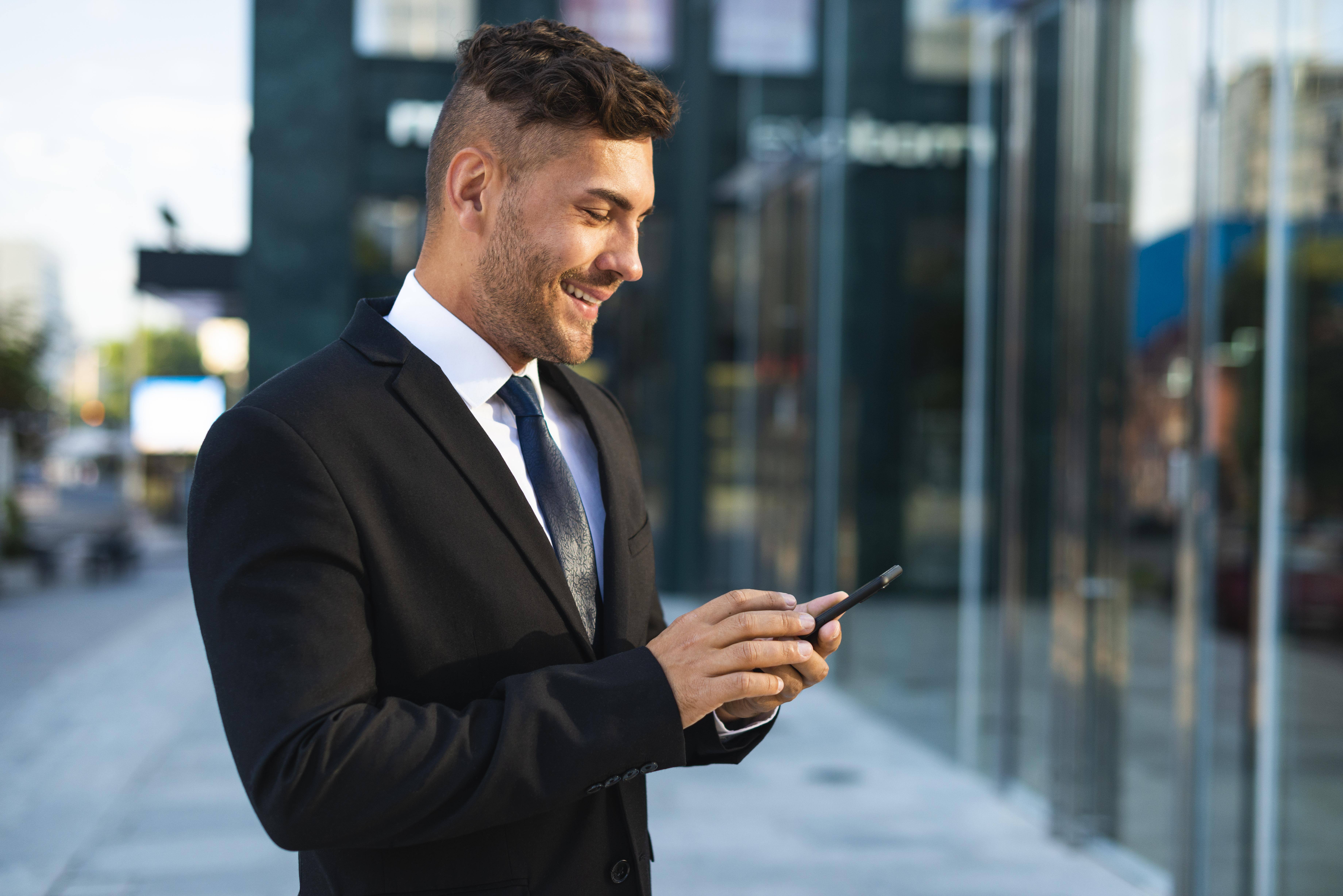 Teléfonos seguros frente a teléfonos por satélite: Cómo determinar cuál es el mejor para su empresa